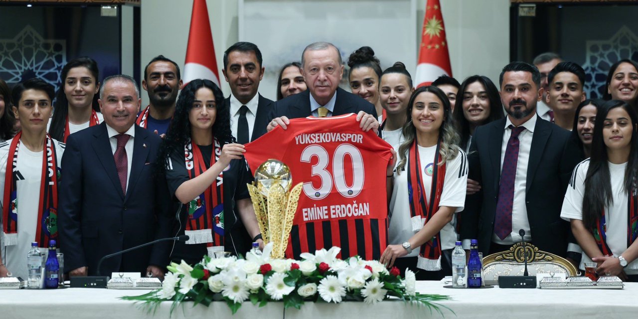 Cumhurbaşkanı Erdoğan, Yüksekova kadın futbol takımını kabul etti