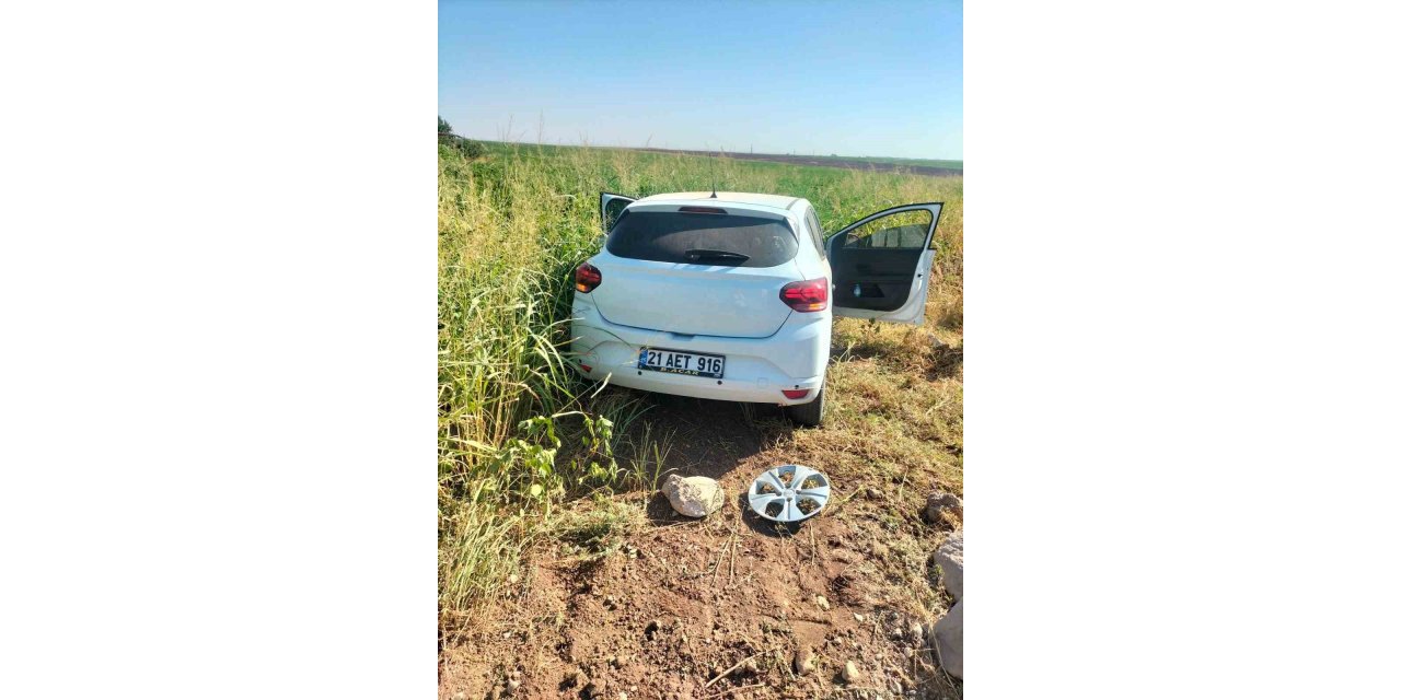 Diyarbakır’da otomobil tarlaya girdi: 5 kişi yaralandı