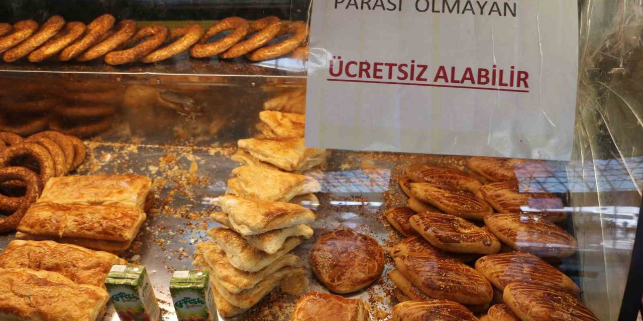 Diyarbakır’da ihtiyaç sahipleri 6 yıldır bu tezgahtan ücretsiz simit ve su alabiliyor