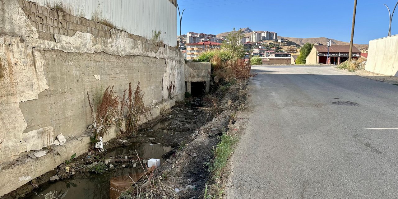 Yüksekova: Yeni Mahalle’de 10 yıllık açık kanal sorunu çözülüyor