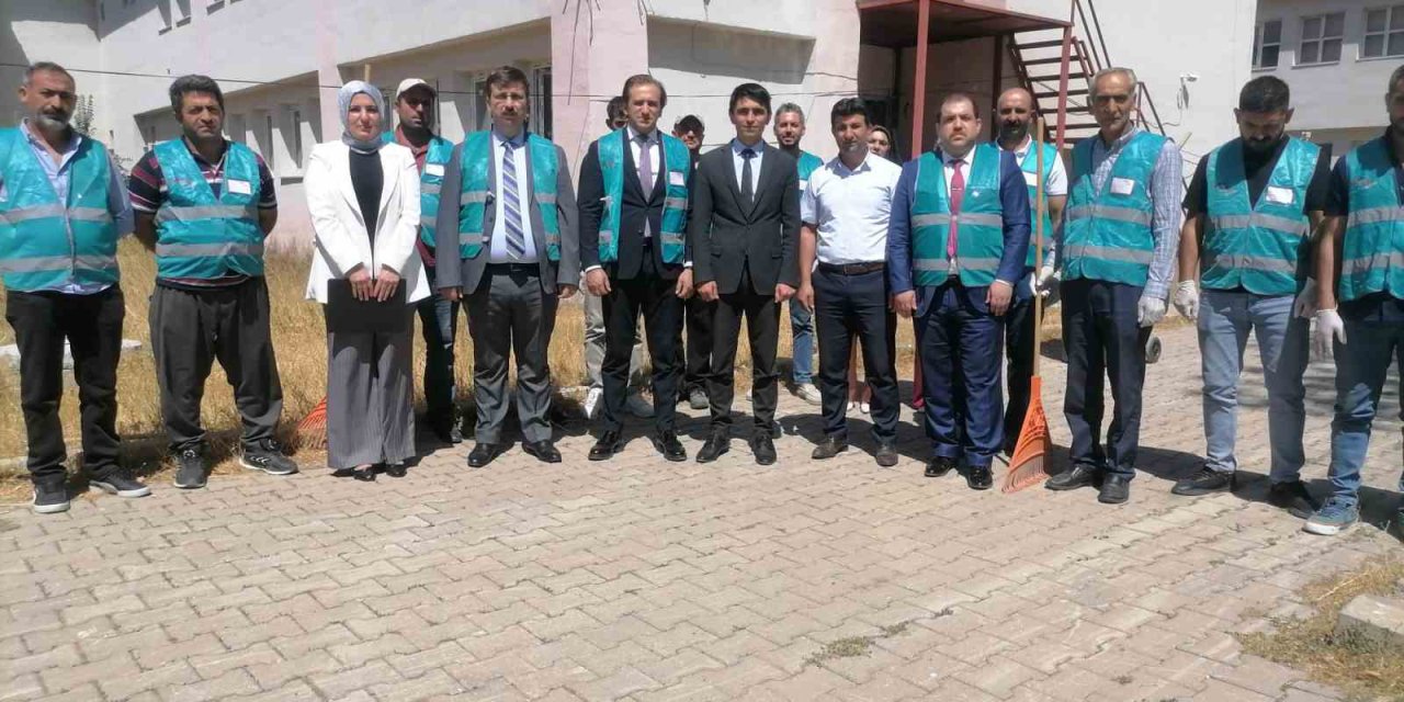 Hınıs'ta yükümlüler denetimli serbestlik kapsamında okulları eğitim öğretim dönemine hazırlıyor