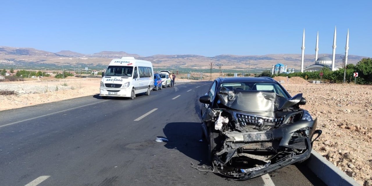 Malatya’da minibüs ile otomobil çarpıştı: 9 kişi yaralandı