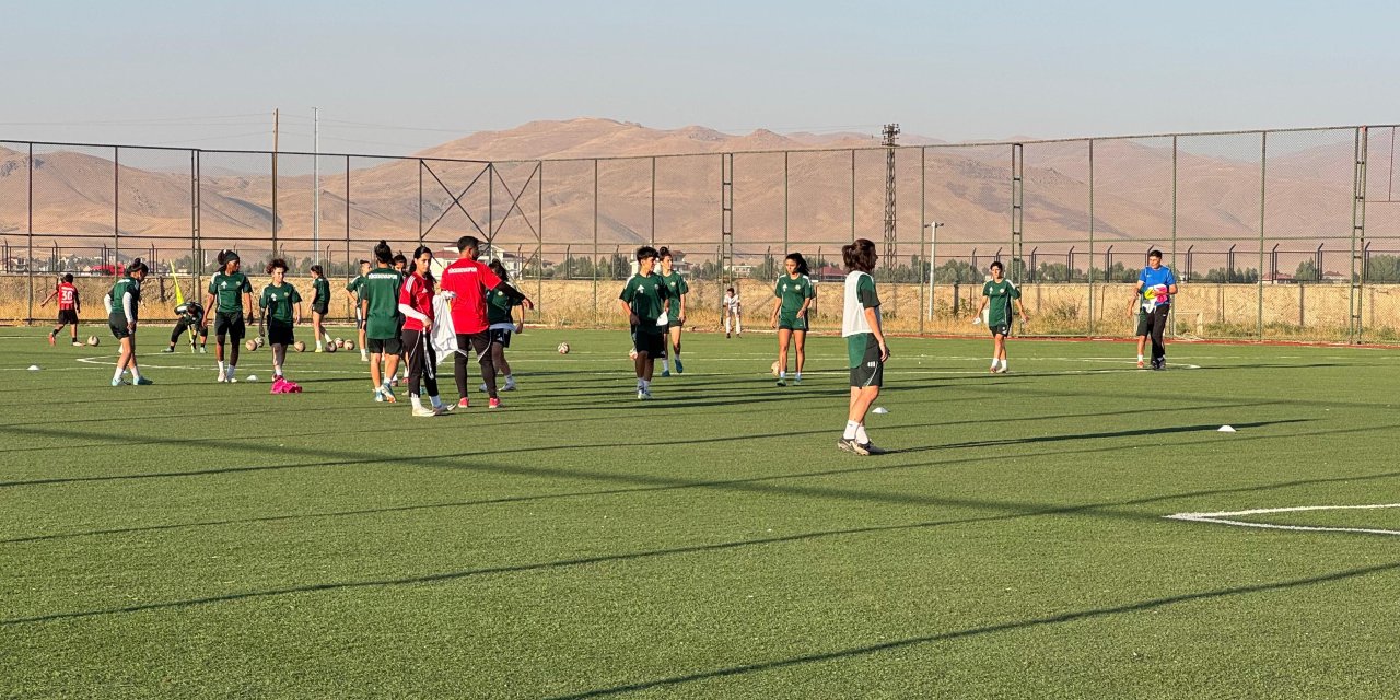 Yüksekova Spor Kadın Futbol Takımı sezona güçlü hazırlanıyor