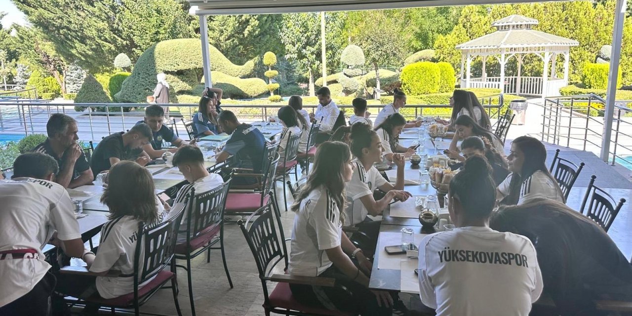 Yüksekovaspor Kadın Futbol Takımı TBMM’de akşam yemeğinde ağırlandı