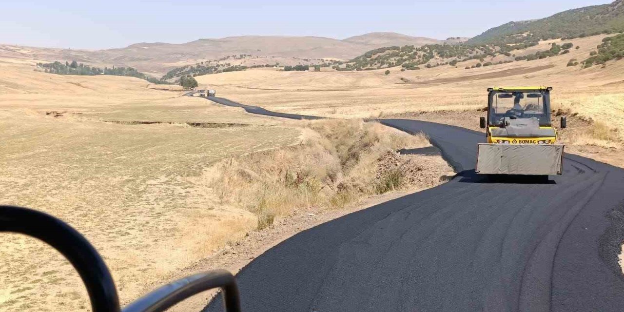 Muş İl Özel İdaresi ekipleri yolları sıcak asfaltla buluşturuyor