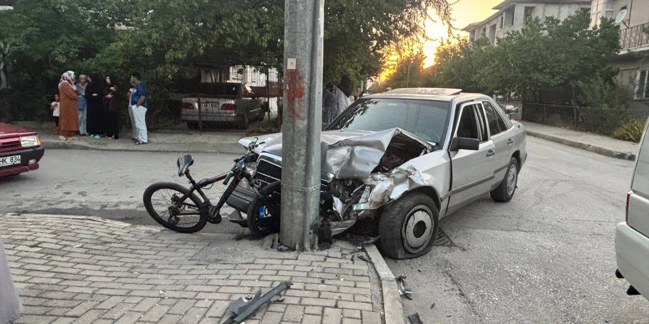 Erzincan’da iki otomobil çarpıştı, bisikletli çocuk yaralandı