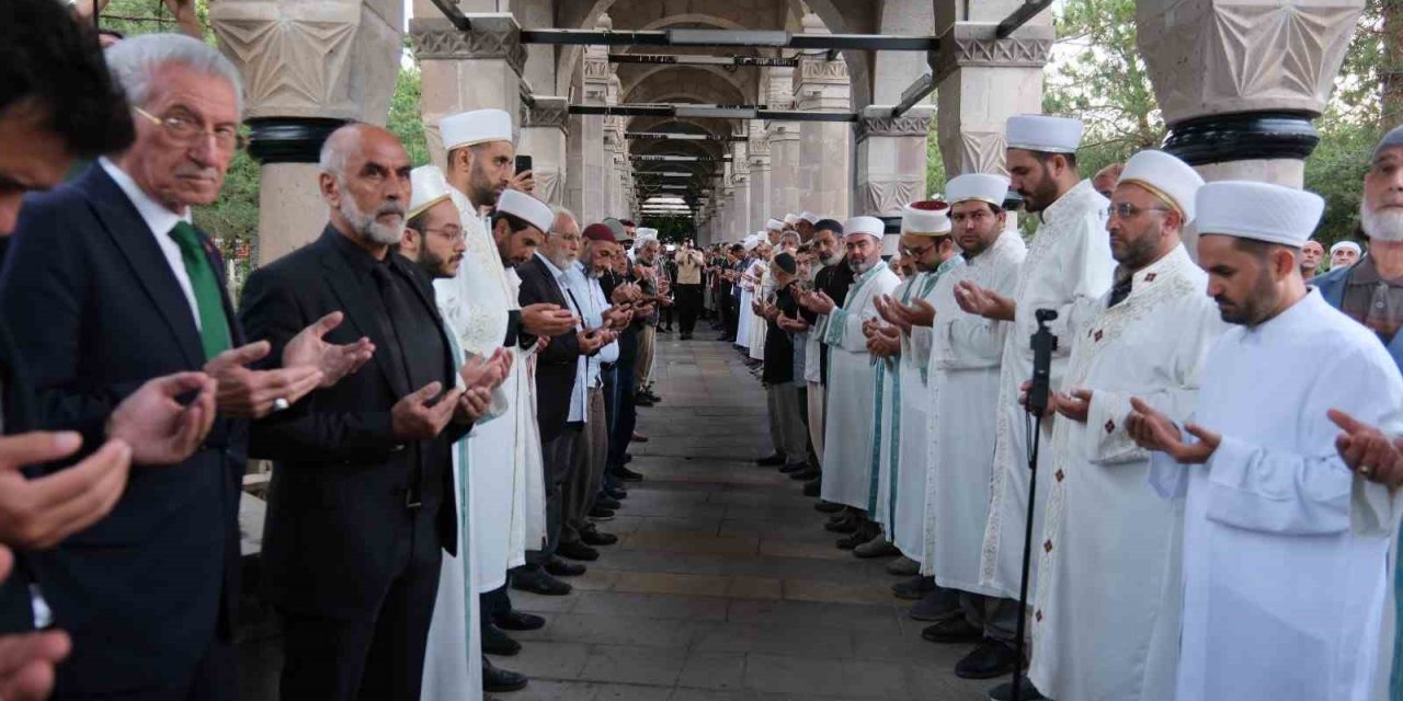 Erzincanlılar "Terzibaba Günü"nde sabah namazında bir araya geldi