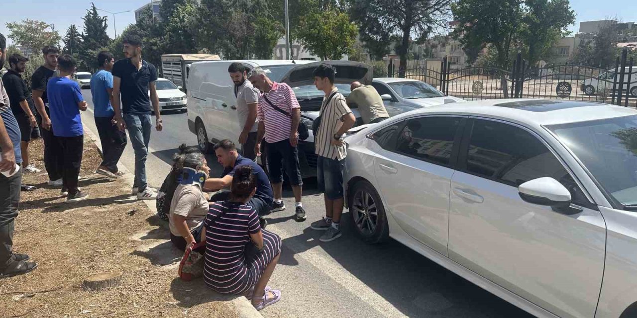 Adıyaman'da midibüs ile otomobil çarpıştı: 1 yaralı
