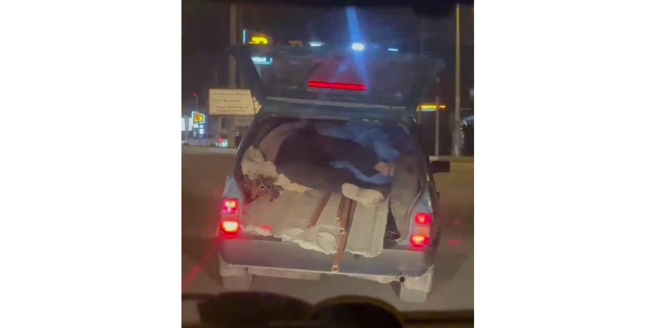 Adıyaman'da kapağı açık bagajda yük üzerinde yolculuk yaptı