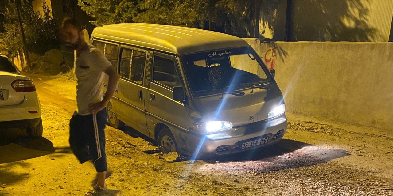Adıyaman'da araç, alt yapı çukurunda mahsur kaldı