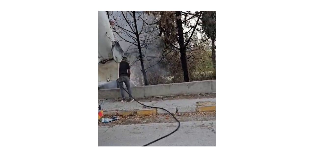 Adıyaman'da mikser sürücüsü ağaçları yanmaktan kurtardı