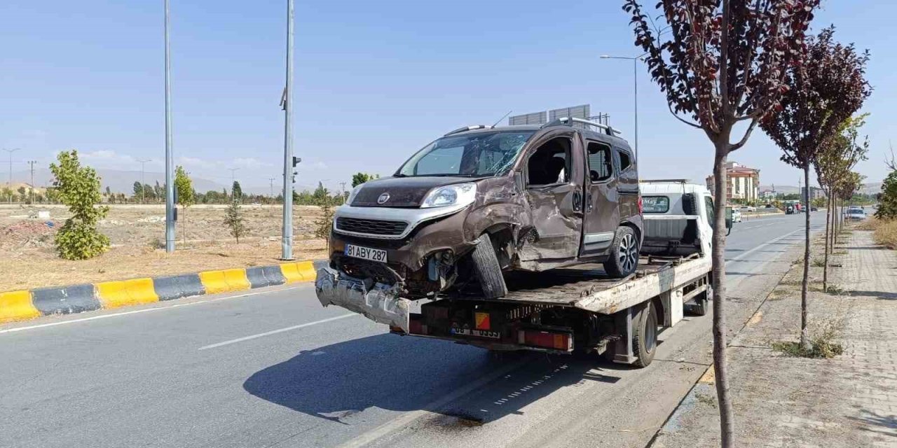 Patnos'ta kırmızı ışık ihlali kazaya yol açtı: 8 yaralı