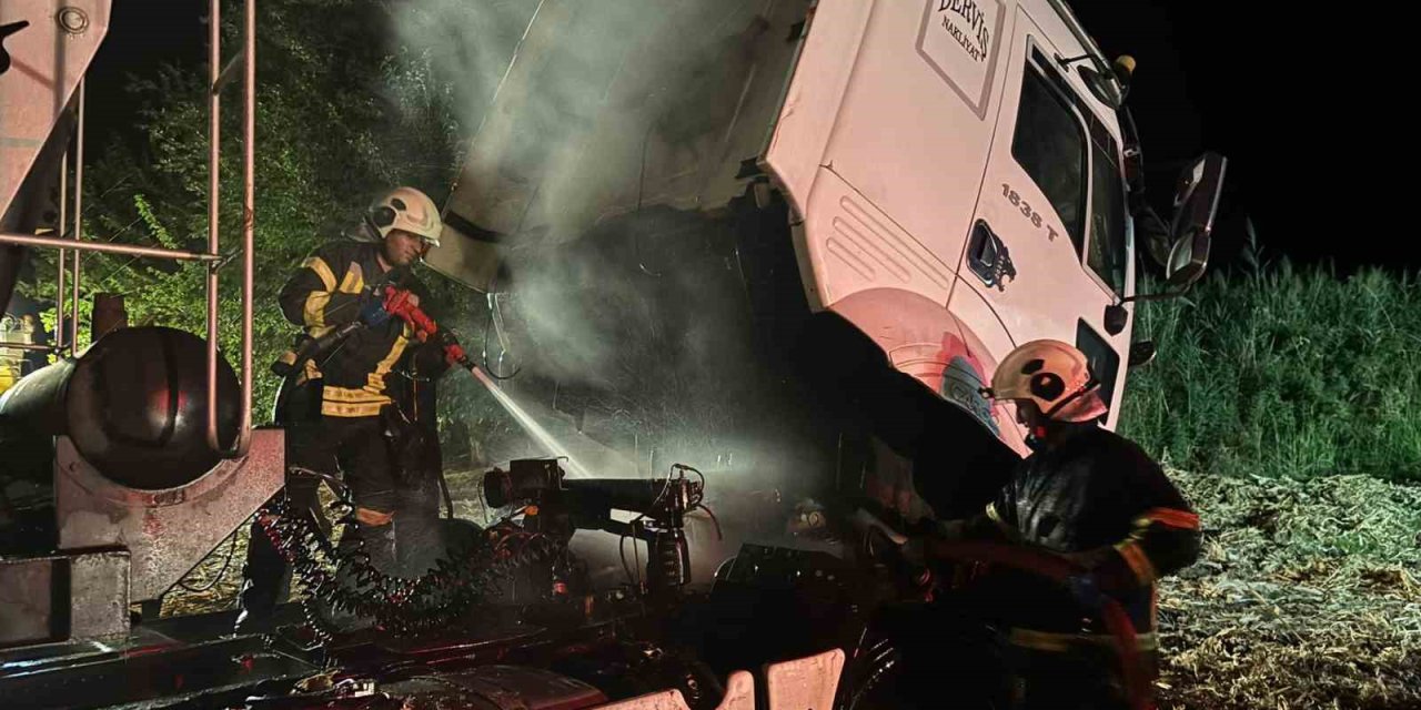 Batman’da park halindeki tır kül oldu