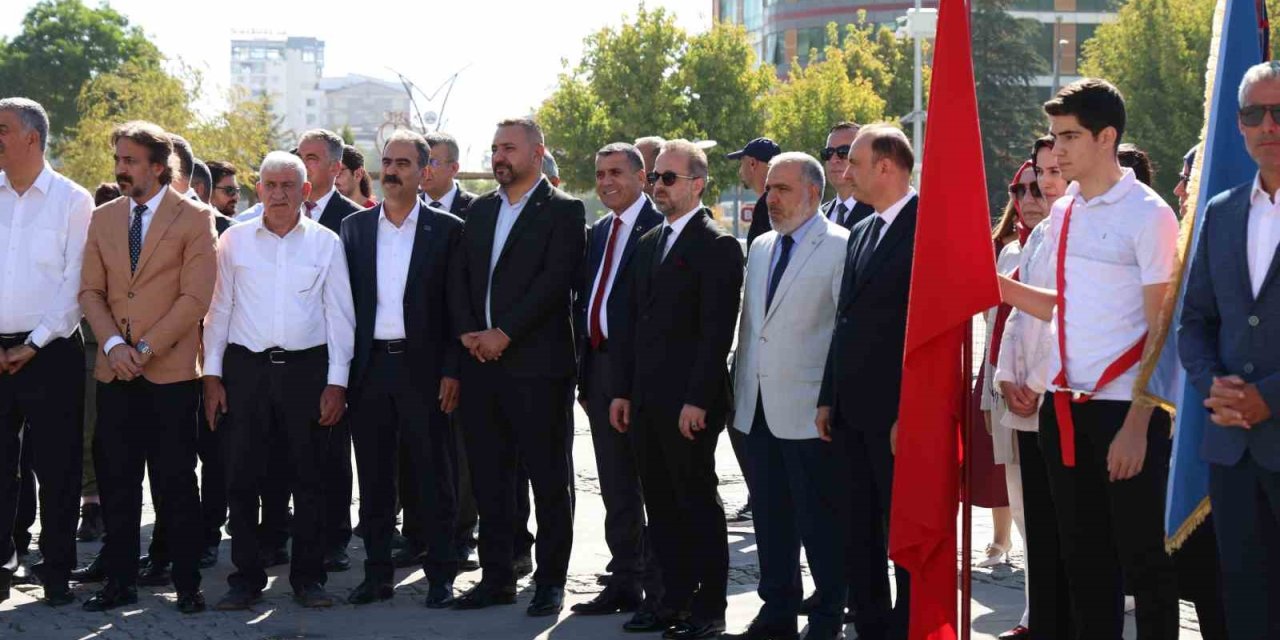 Elazığ’da Zafer Bayramı kutlamaları çelenk sunumu ile start verdi