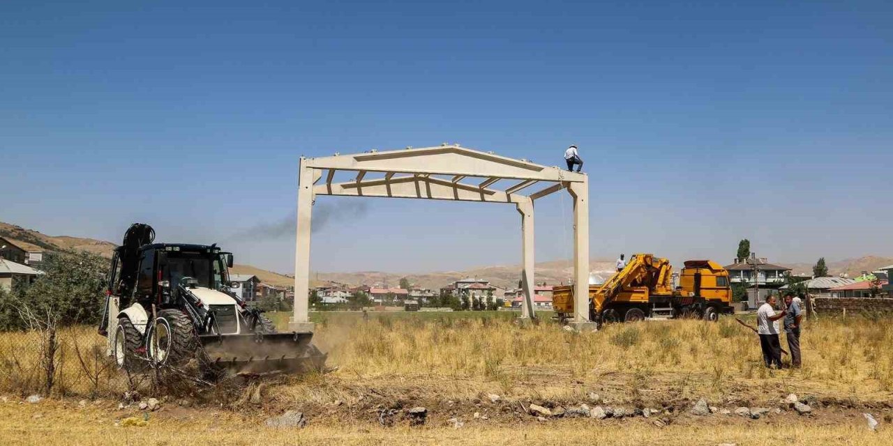 Van’da kamu alanlarını işgal eden yapıları kaldırıyor
