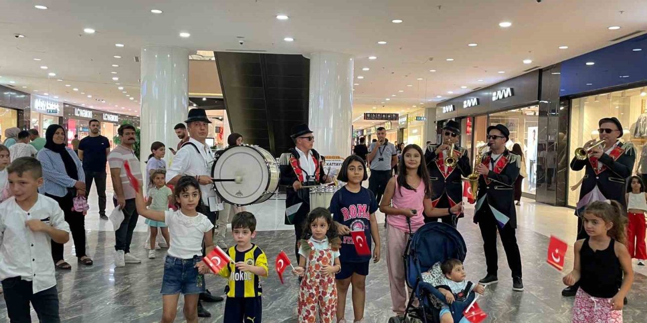 Zafer Bayramı kutlamaları Mardian Mall’da renkli görüntüler oluşturdu