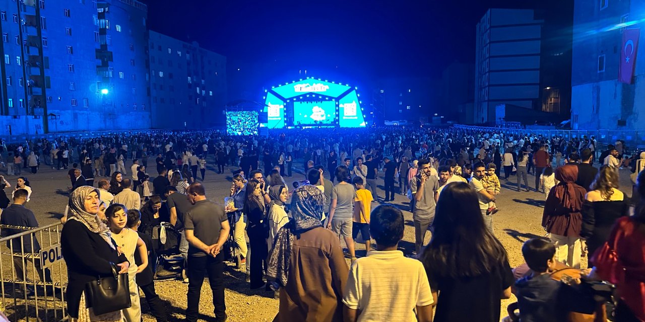 Yüksekova’da Oğuzhan Koç konseri başladı