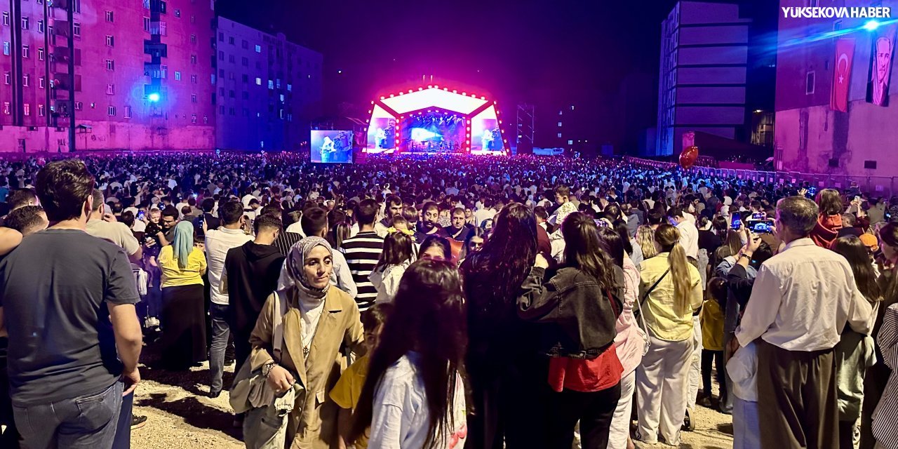 Yüksekova’da Oğuzhan Koç konseri sona erdi