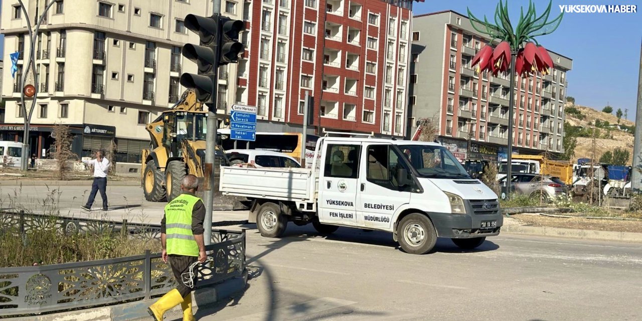 Yüksekova Belediyesi İpekyolu orta refüjüne sulama sistemi kuruyor