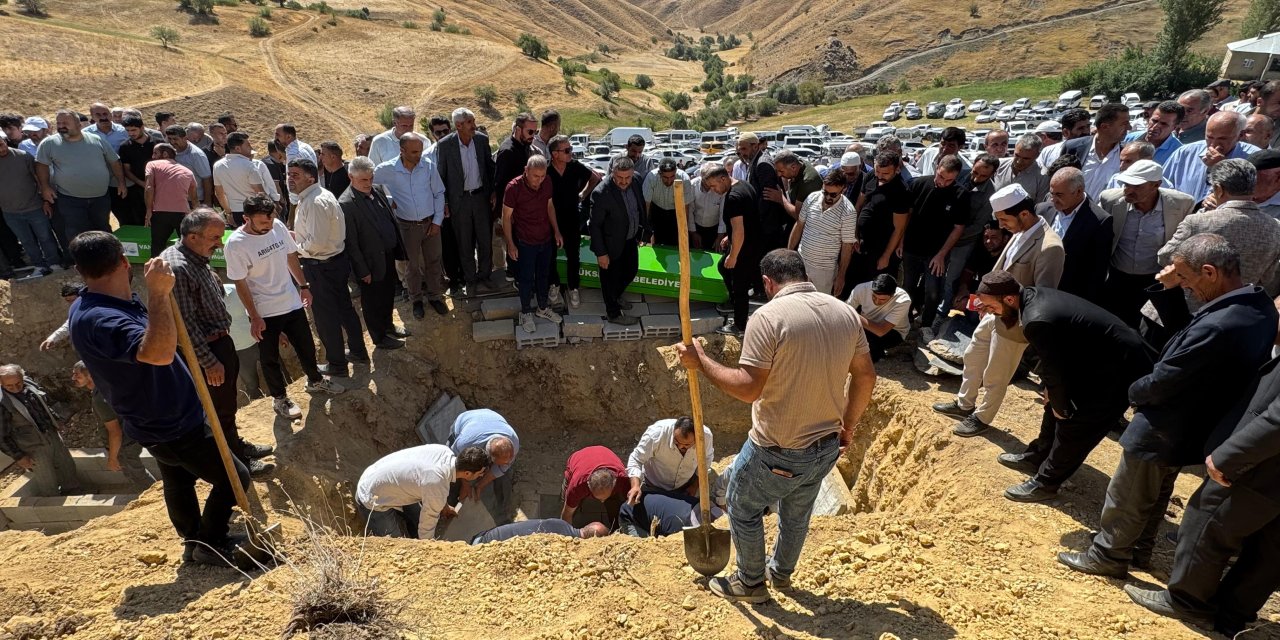 Hakkari’deki kazada hayatını kaybeden Sultanoğlu ailesi toprağa verildi