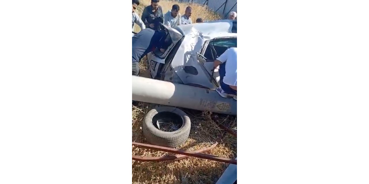 Yoldan çıkan araç bariyerlere ve direğe çarptı: 2 kişi yaralandı