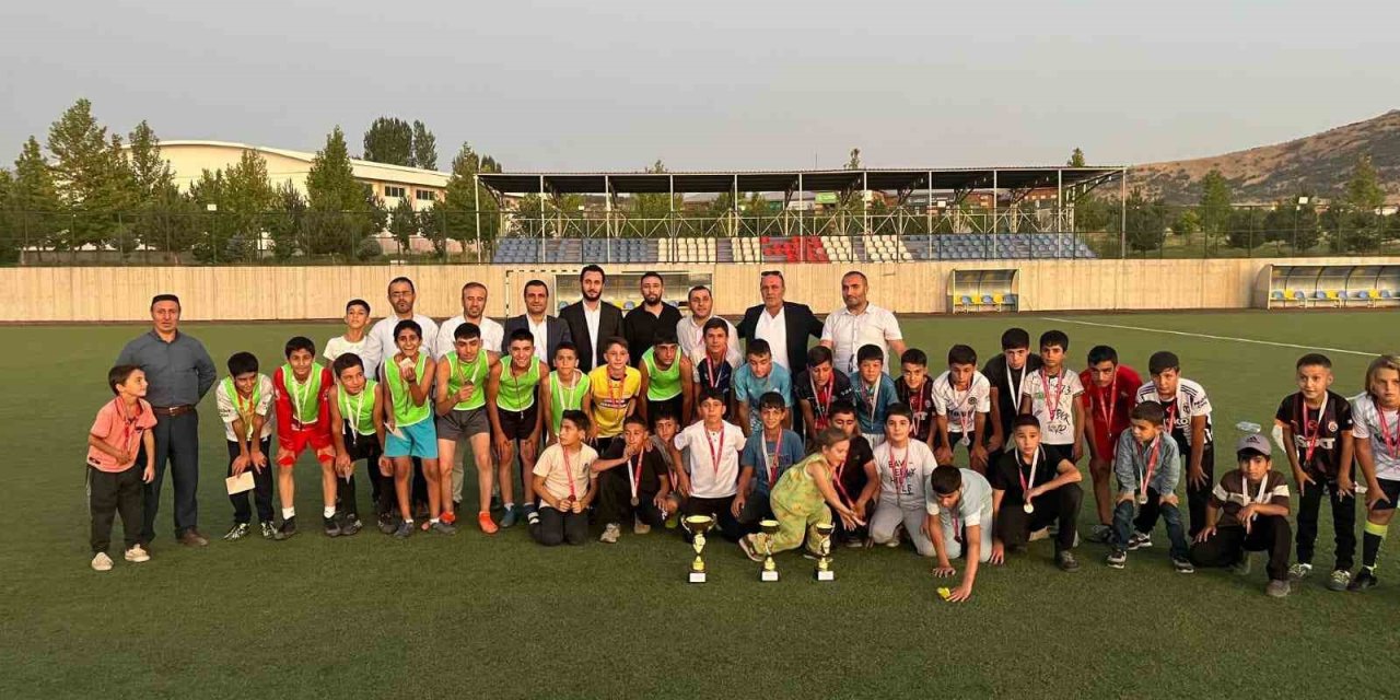 Yaz Kur’an kursu öğrencileri futbol turnuvasında bir araya geldi