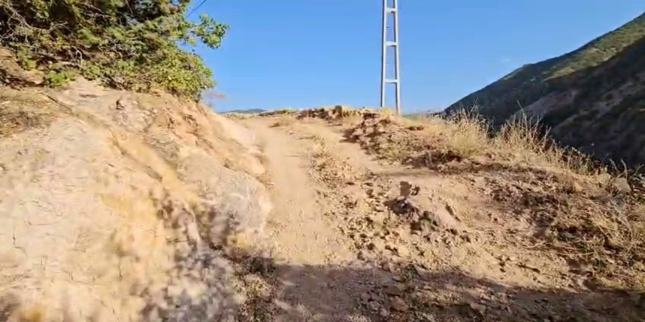 1.5 kilometrelik yolu kendi imkanları ile yaptı