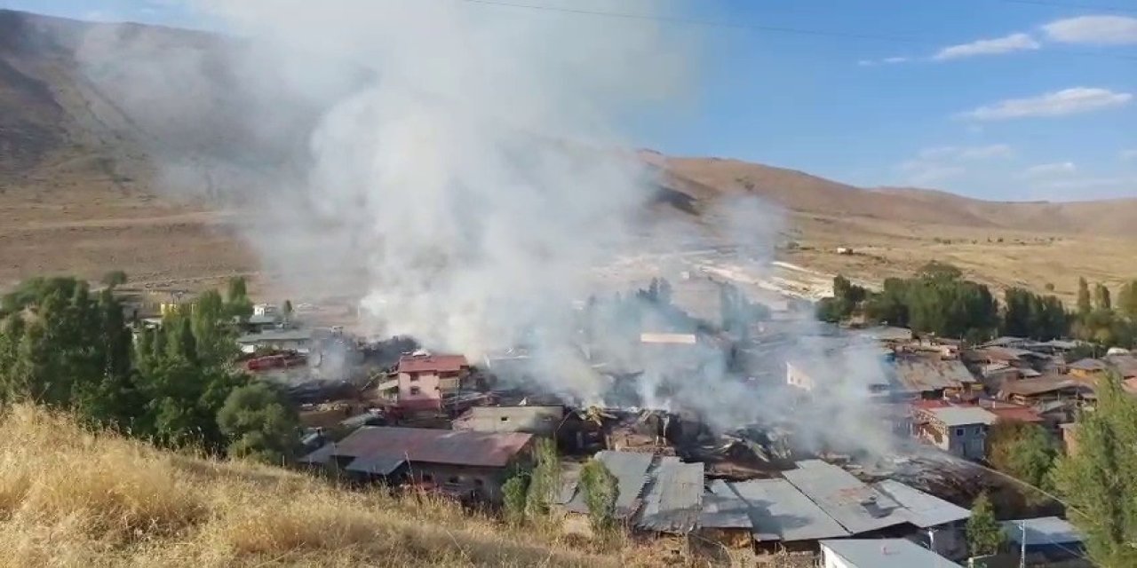 Köyde çıkan yangında 15 ev kullanılamaz hale geldi