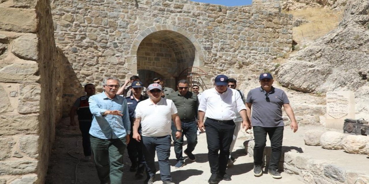 Vali Hatipoğlu, kazı çalışmalarını yerinde inceledi