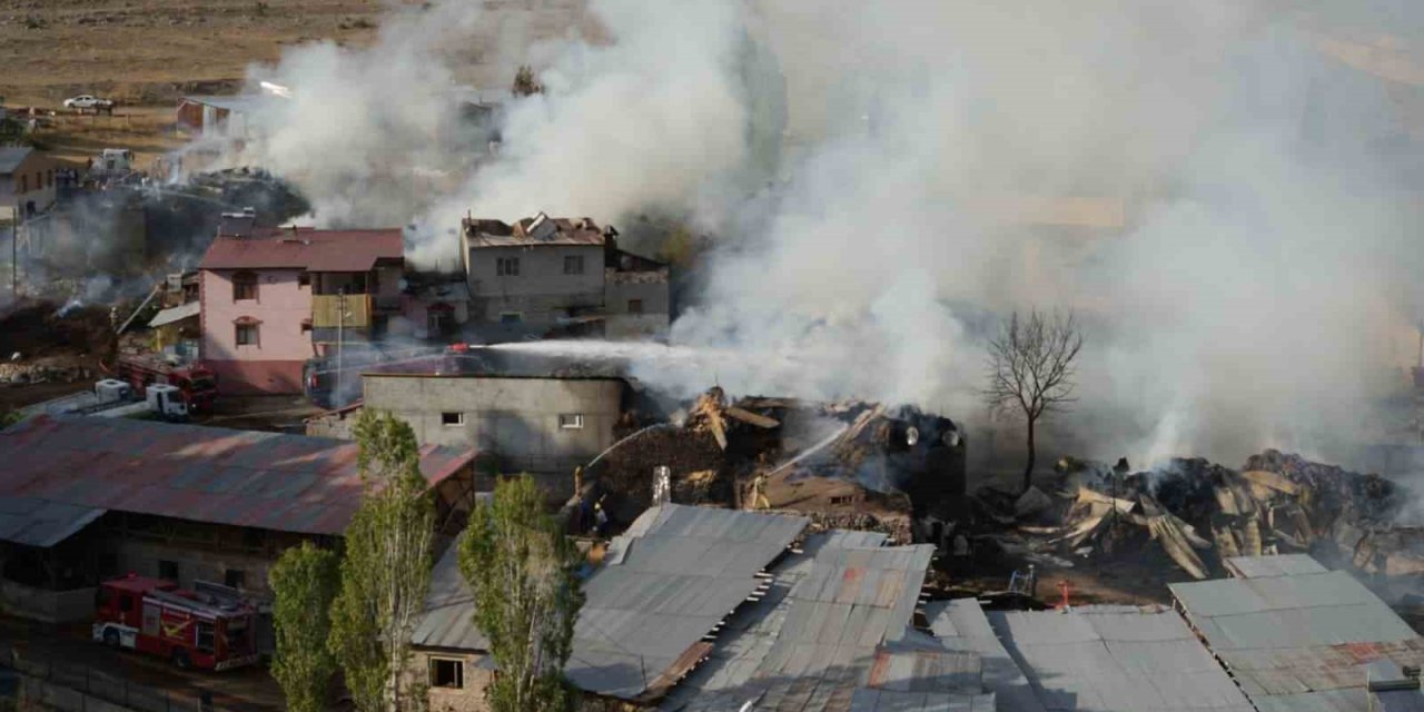 Erzurum’da köyde çıkan yangın 6 saat sonra söndürüldü