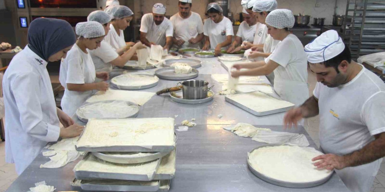 Gaziantep'te öğrencilerin uygun fiyata ürettiği baklava için sıraya giriyorlar