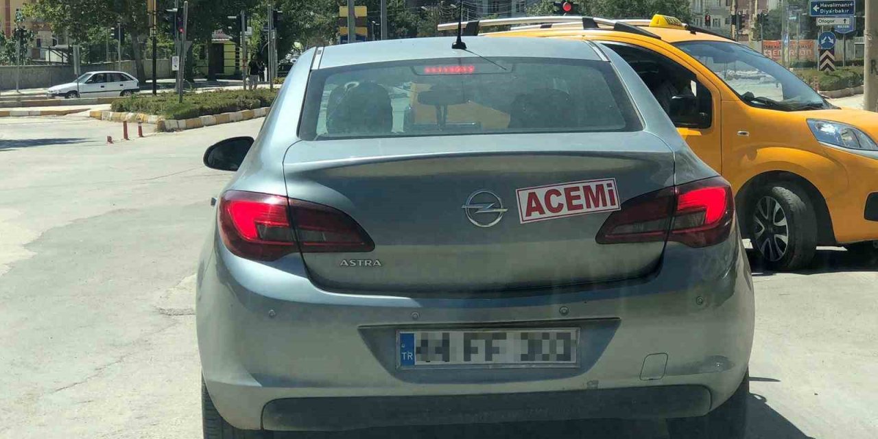 Elazığ'da aracının arkasına ‘acemi’ yazıp trafiğe çıktı