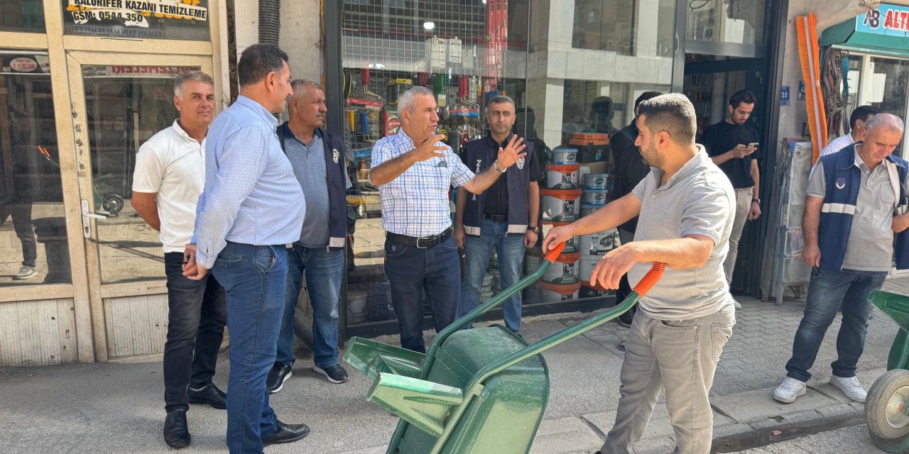 Yüksekova’da kaldırım işgallerine karşı denetimler sürüyor