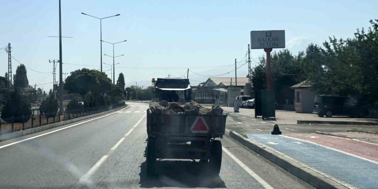 Iğdır'da seyir halindeki traktörün römork lastikleri korkuttu