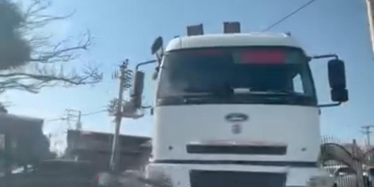 Diyarbakır-Şanlıurfa karayolunda freni boşalan tır, refüje çıktı