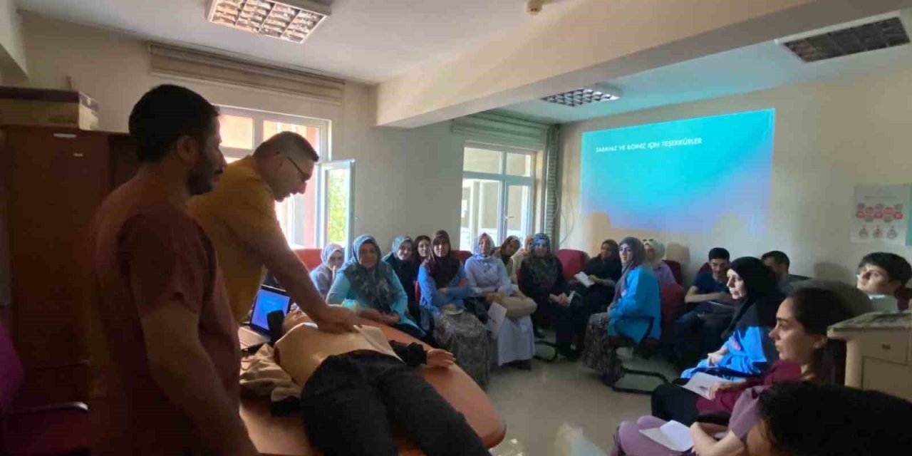 Palu Devlet Hastanesi’nde CPR eğitimi