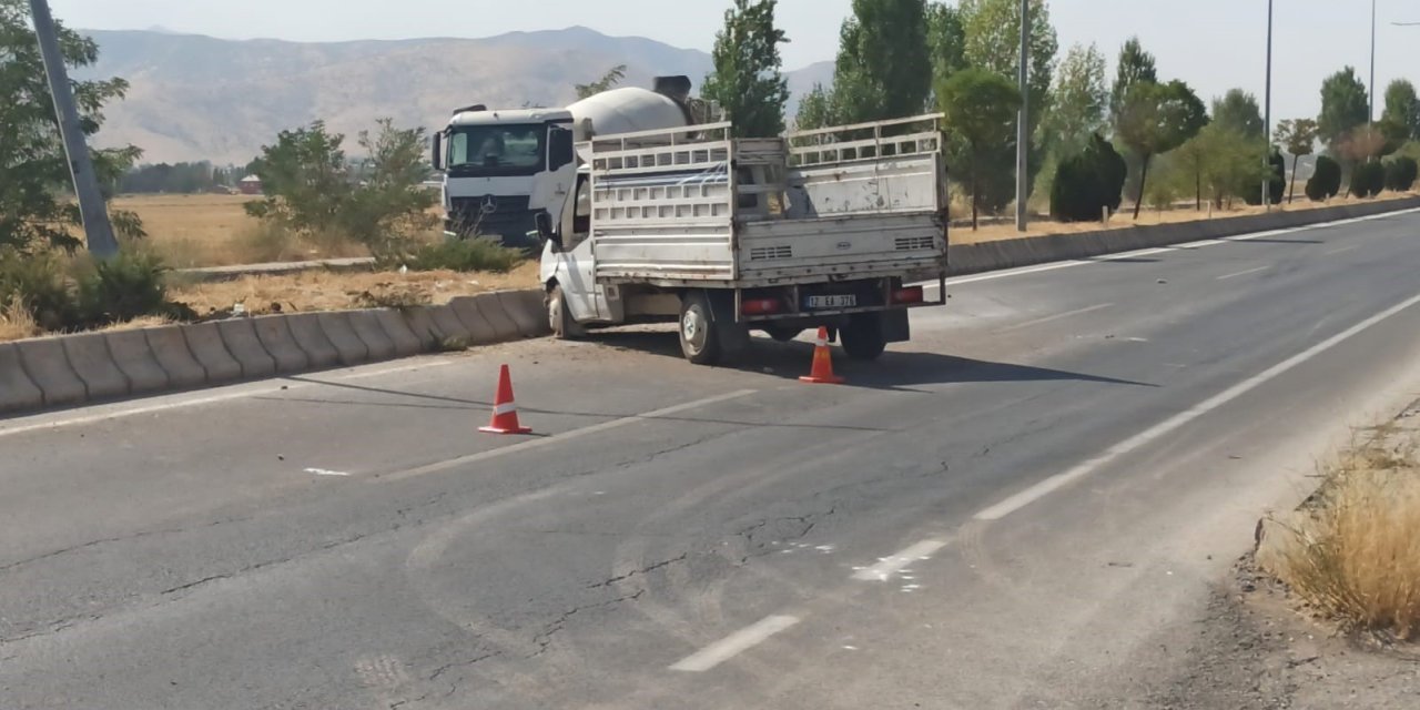 Muş’ta hafif ticari araç ile kamyonet çarpıştı