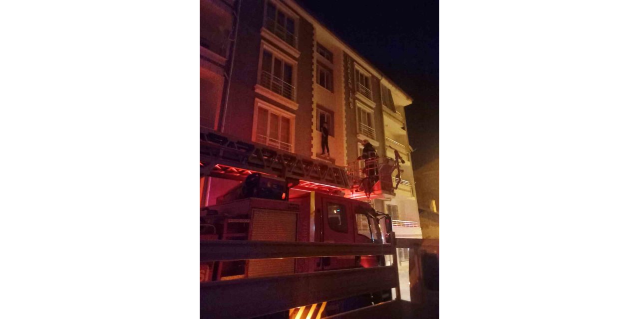 Elazığ’da intihara kalkışan kişiyi itfaiye ekipleri ikna ederek indirdi