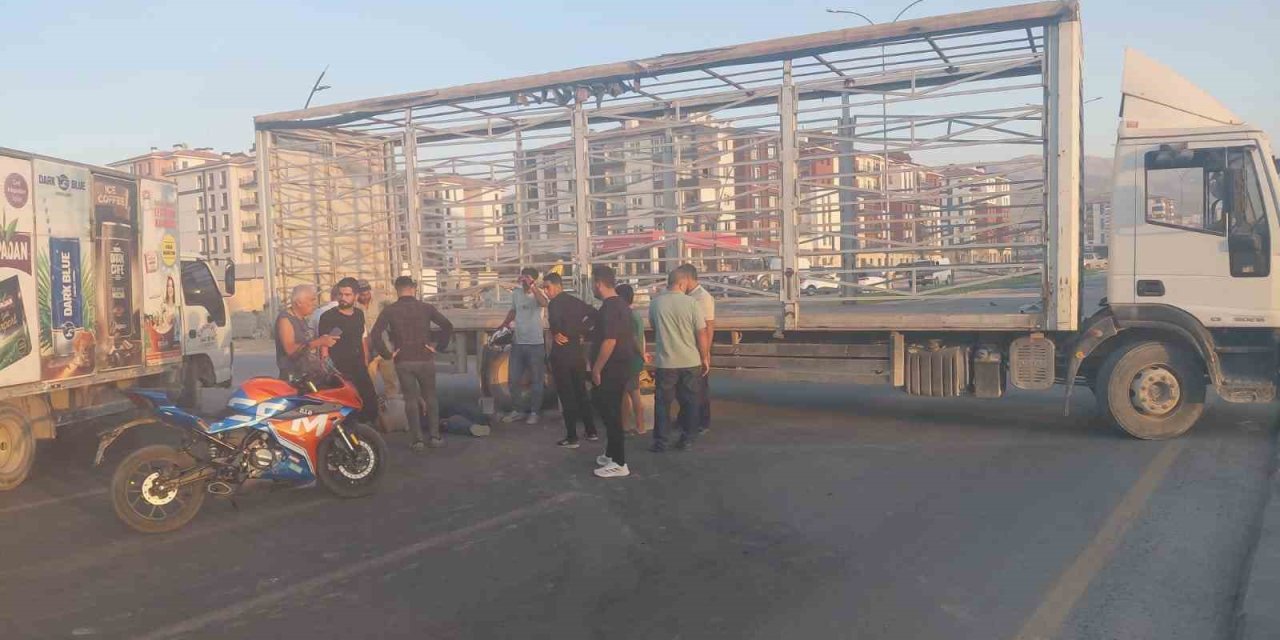 Kamyon ile motosiklet çarpıştı: 1 kişi yaralandı