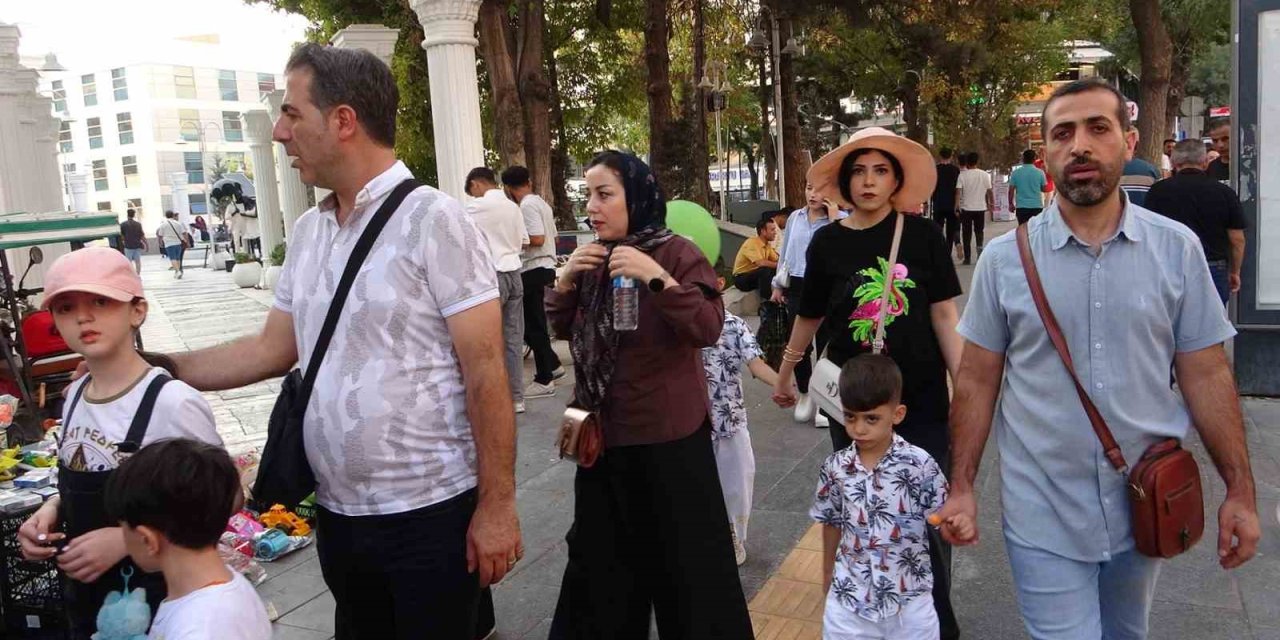 İranlı turistler Van esnafının yüzünü güldürdü