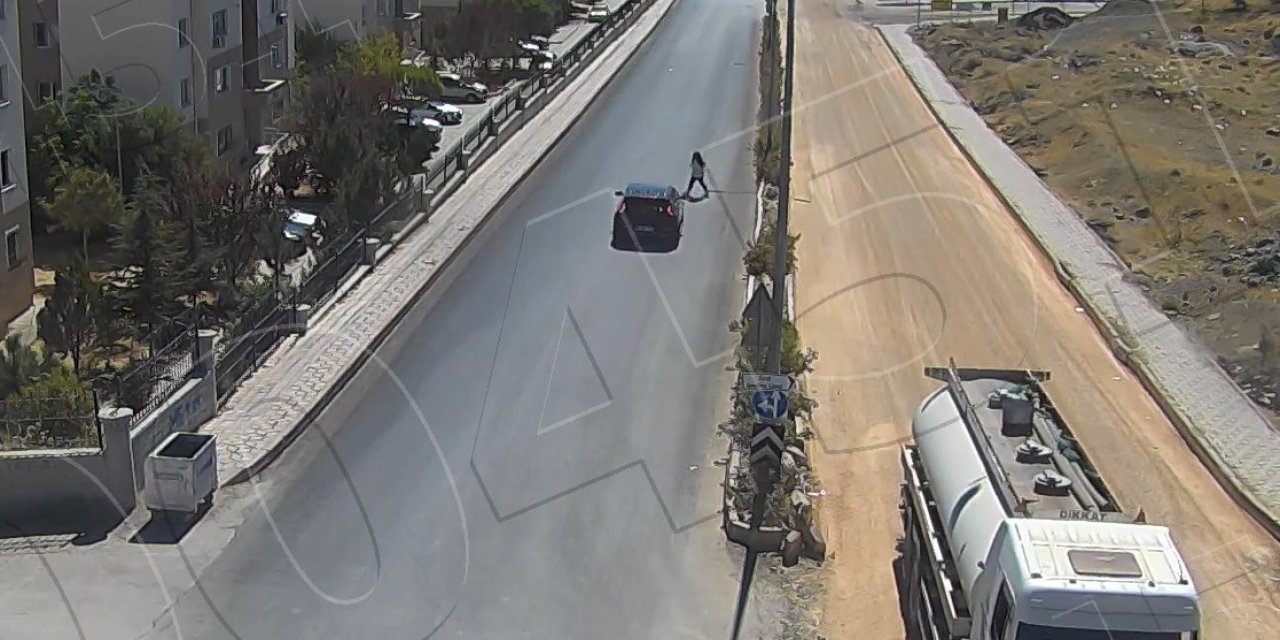 Aracın çarptığı kadın 19 gündür yaşam savaşı veriyor: Kaza anı kamerada