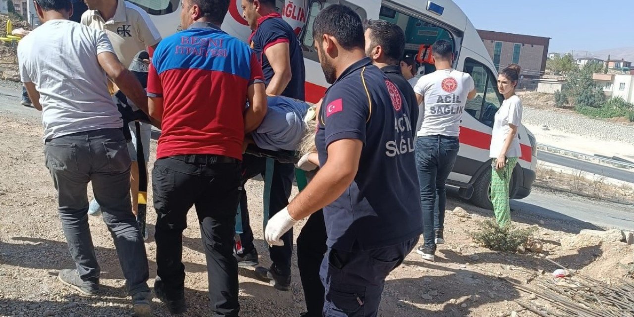 Besni'de otomobil inşaat boşluğuna düştü: 1 yaralı