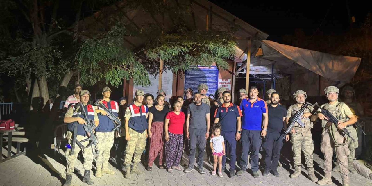 Ayılar nedeniyle mahsur kalan 6 kişilik aile kurtarıldı