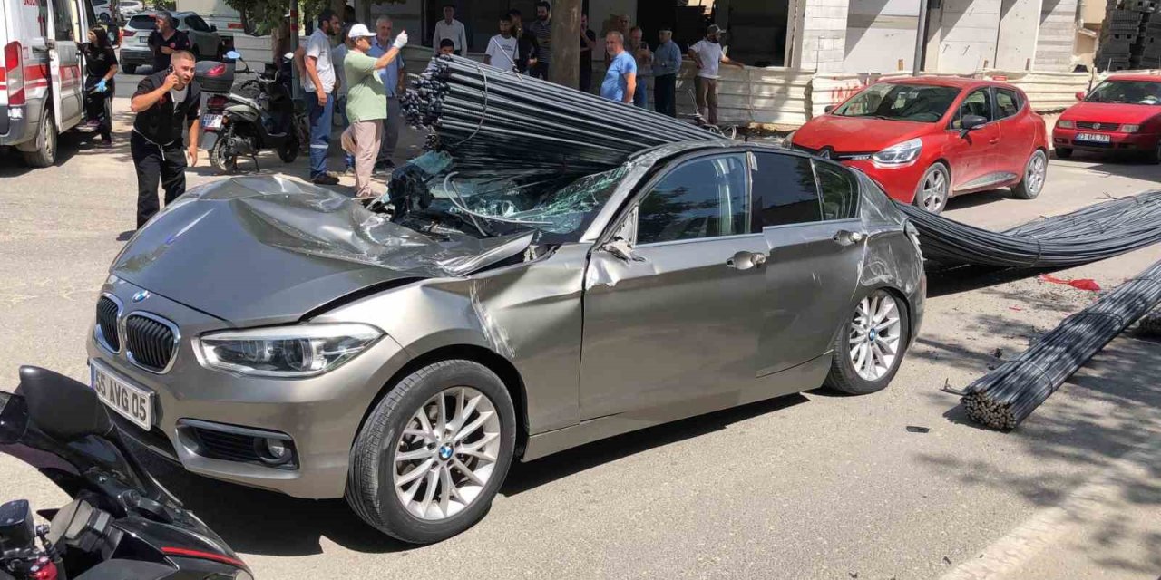 Lüks araç, tonlarca demirin altında kaldı: 2 yaralı