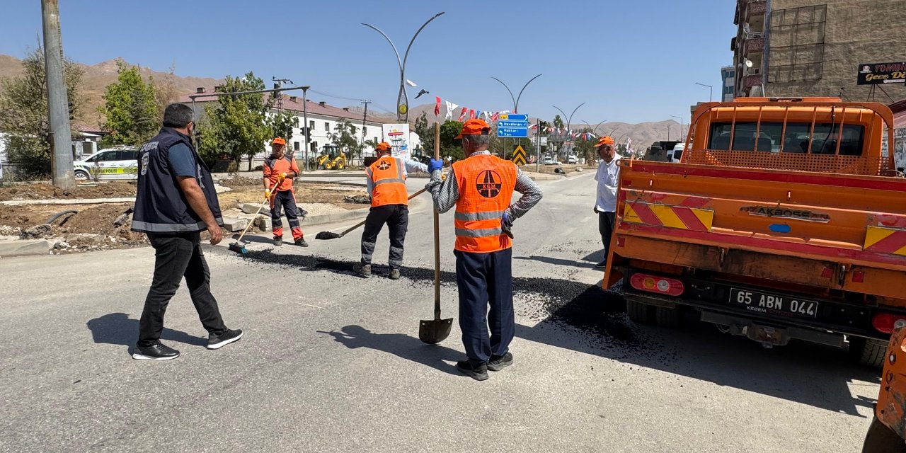 Yüksekova’da orta refüjde yama ve düzenleme çalışması