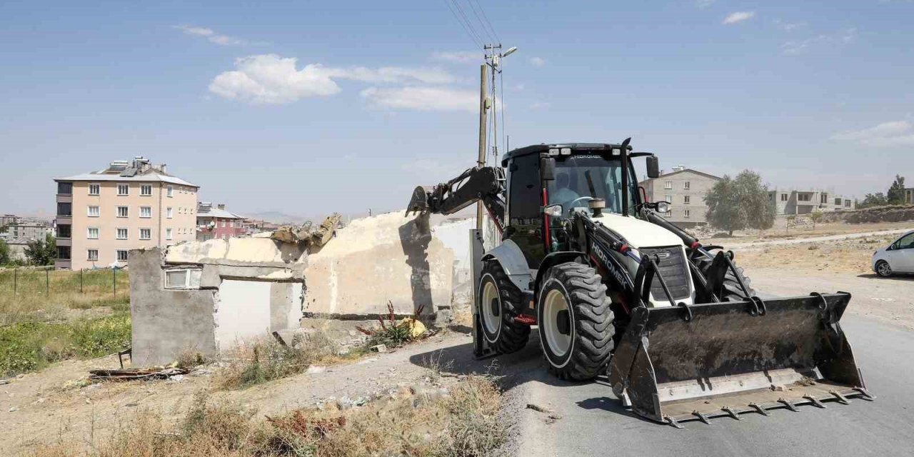 Van'ın Elmalık yolunda yıkım çalışmaları yapılıyor