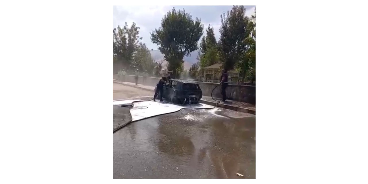 Muş’ta park halindeki otomobil alev aldı