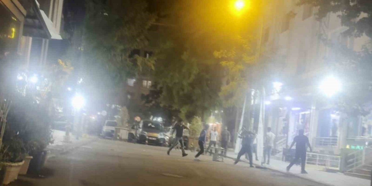 Diyarbakır’da iki grubun tabureli kavgası kameralarda