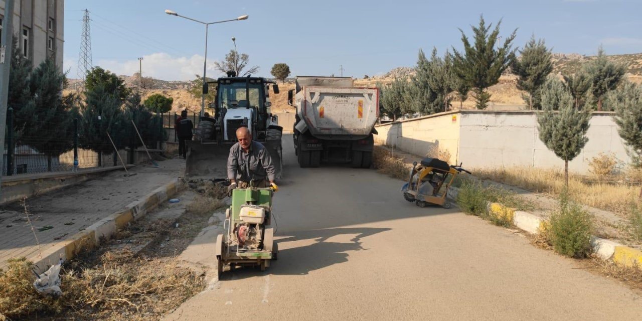 AKMERCAN firmasının Şırnak’ta 1 yıl açıkta bıraktığı çukurları belediye onarıyor