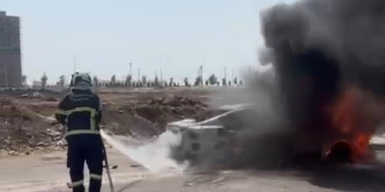 Diyarbakır’da alev topuna dönen otomobil  söndürüldü